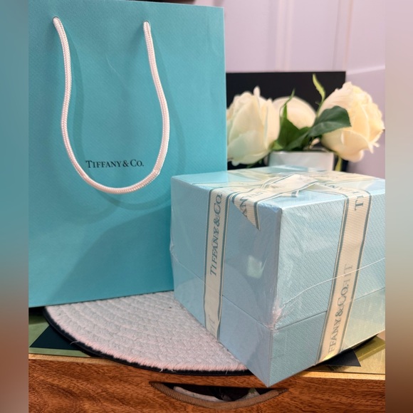 (Last one!!) Tiffany & Co Candle (Novelty) NIB/ SEALED + Tiffany Gift Bag - Picture 3 of 10
